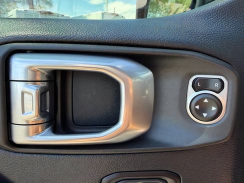 Used 2018 Jeep Wrangler Unlimited Sahara AWD/4WD image 16