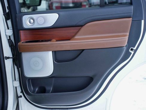 Used 2024 Lincoln Navigator Reserve image 21