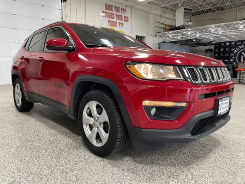 Used 2017 Jeep Compass Latitude FWD image 1
