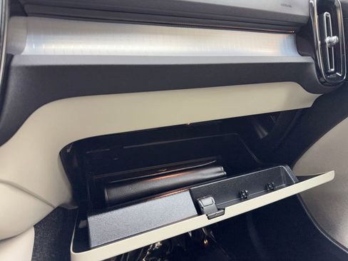 Used 2019 Volvo XC40 T4 Momentum image 34