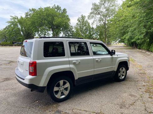 Used 2015 Jeep Patriot Latitude AWD/4WD image 5