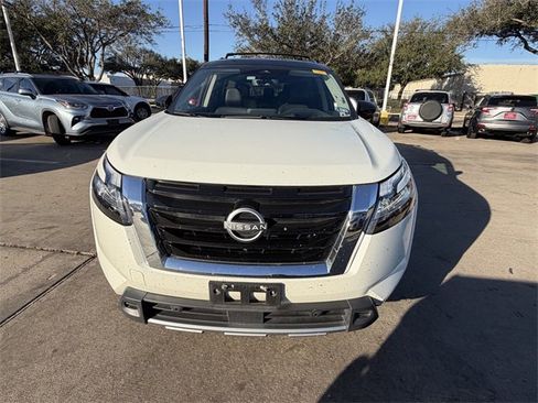 Used 2024 Nissan Pathfinder Platinum image 2