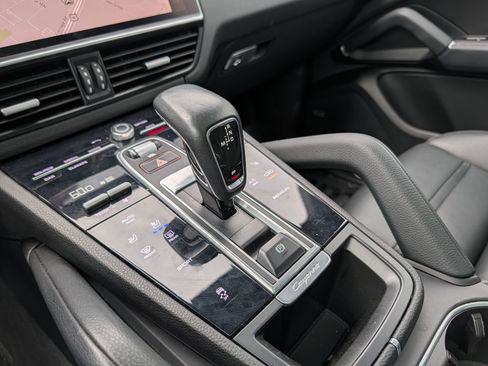 Used 2022 Porsche Cayenne AWD/4WD image 25