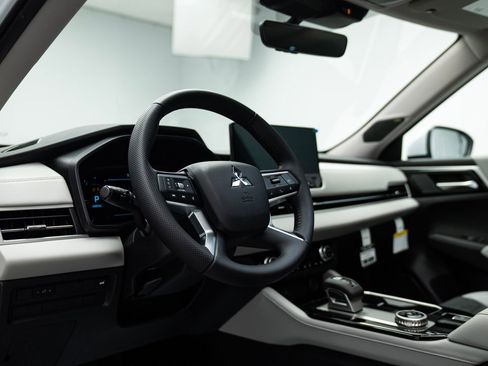 Used 2025 Mitsubishi Outlander SE image 11