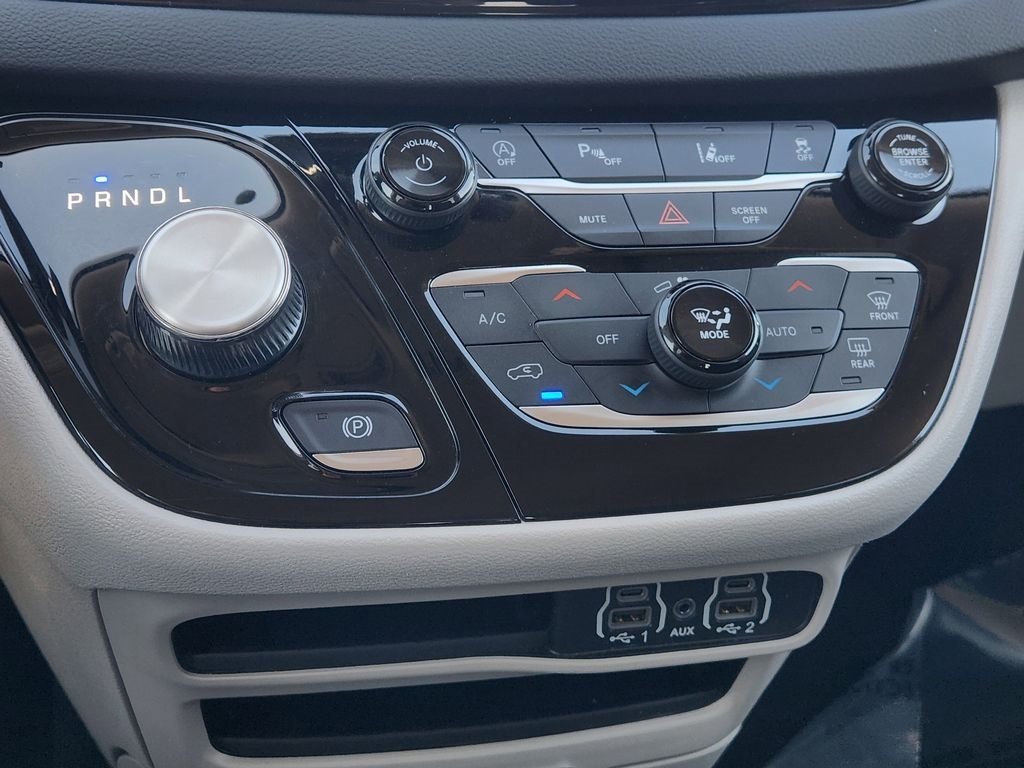 Used 2024 Chrysler Pacifica Touring-L FWD image 19