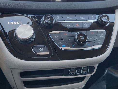 Used 2024 Chrysler Pacifica Touring-L FWD image 19