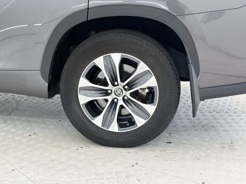 Used 2024 Toyota Highlander XLE FWD image 11