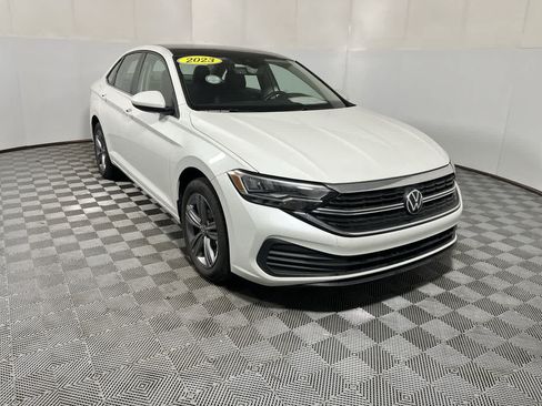 Used 2023 Volkswagen Jetta SE w/ Panoramic Sunroof Package FWD image 2