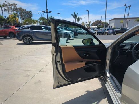 Used 2024 Lexus ES 350 w/ Premium Package FWD image 13