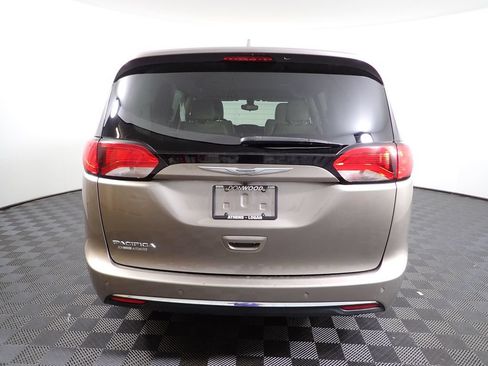 Used 2017 Chrysler Pacifica Touring-L w/ Tire & Wheel Group FWD image 14