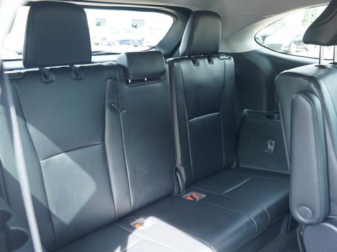 Used 2021 Toyota Highlander XLE AWD/4WD image 13