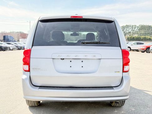 Used 2018 Dodge Grand Caravan SE w/ UConnect Hands-Free Group image 7