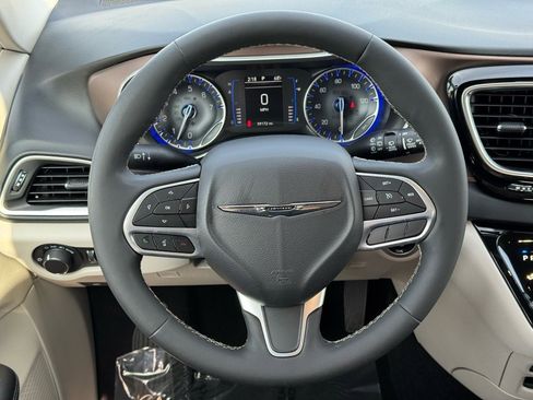 Used 2023 Chrysler Voyager LX image 25