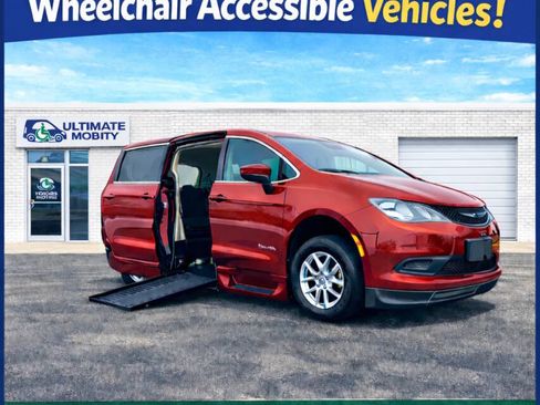 Used 2022 Chrysler Voyager LX image 3