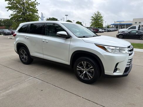 Used 2019 Toyota Highlander LE FWD image 7