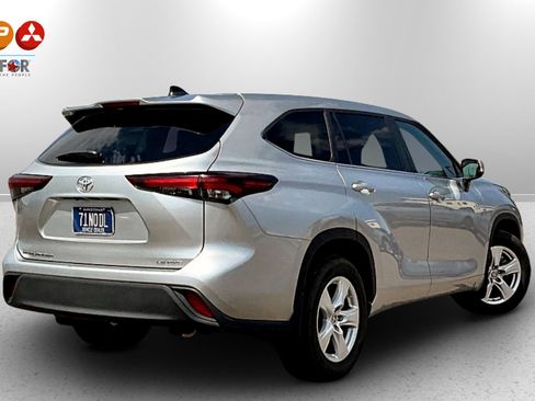 Used 2024 Toyota Highlander LE image 2