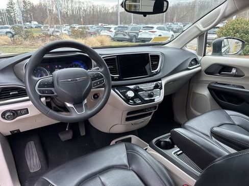Used 2023 Chrysler Pacifica Touring-L image 31