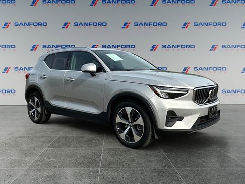 Used 2023 Volvo XC40 B5 Plus AWD/4WD image 7