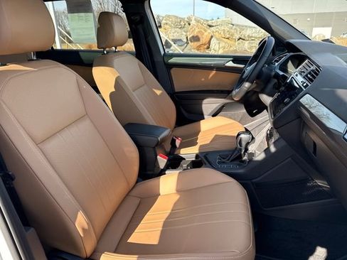 Used 2023 Volkswagen Tiguan SE R-Line image 10