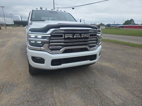 Used 2025 RAM 2500 Laramie AWD/4WD image 2