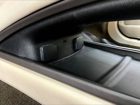 Used 2020 Lincoln MKZ w/ Convenience Package FWD image 30