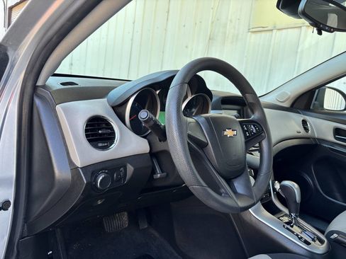 Used 2015 Chevrolet Cruze LS image 11