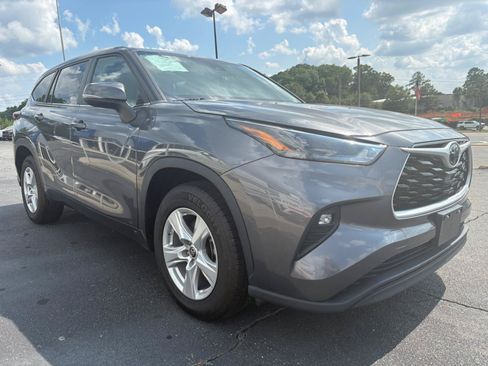 Used 2024 Toyota Highlander LE FWD image 3