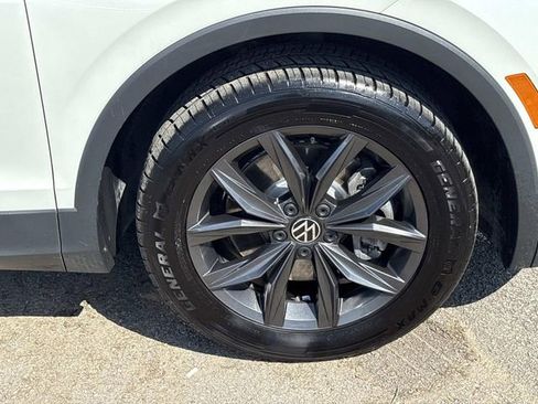 Used 2023 Volkswagen Tiguan SE w/ Panoramic Sunroof Package FWD image 9