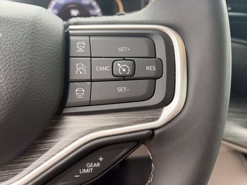 Used 2024 Jeep Wagoneer L Series II RWD image 20