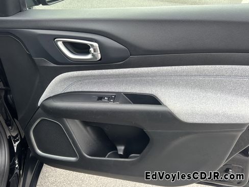 Used 2023 Jeep Compass Sport image 17