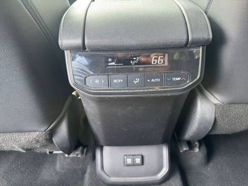 Used 2020 Toyota Highlander XLE AWD/4WD image 20