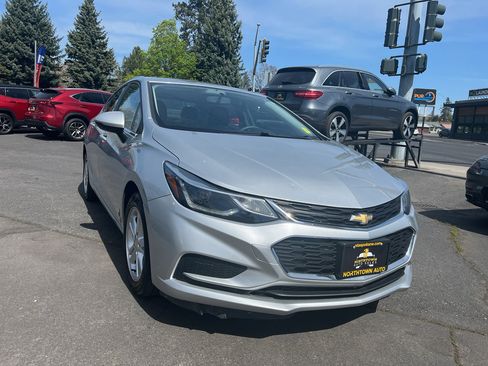 Used 2017 Chevrolet Cruze LT w/ Convenience Package FWD image 9