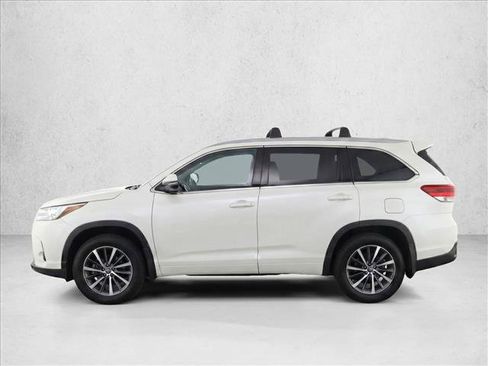 Certified 2017 Toyota Highlander XLE AWD/4WD image 4