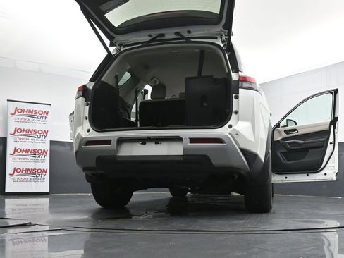 Used 2023 Nissan Pathfinder SL AWD/4WD image 29