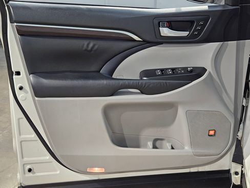 Used 2015 Toyota Highlander Limited FWD image 20