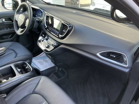 Used 2025 Chrysler Pacifica Select image 19