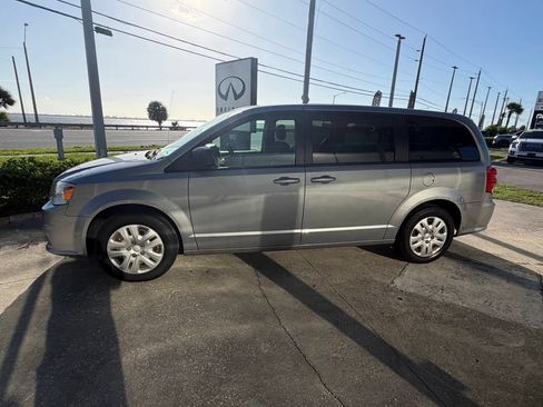Used 2018 Dodge Grand Caravan SE w/ UConnect Hands-Free Group FWD image 4