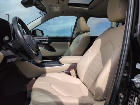 Used 2022 Toyota Highlander XLE AWD/4WD image 23