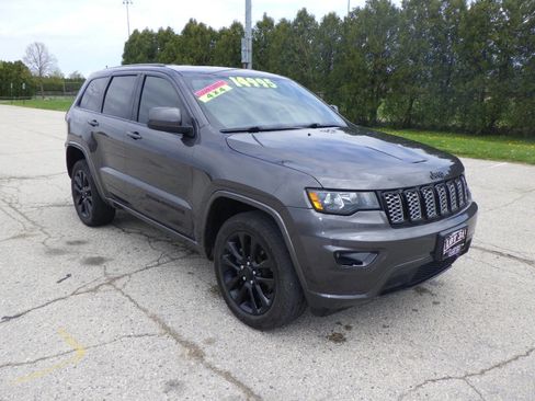 Used 2017 Jeep Grand Cherokee Altitude AWD/4WD image 5