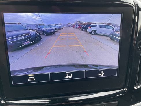 Used 2022 Chevrolet Traverse LT image 25