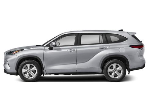 Used 2025 Toyota Highlander LE FWD image 3
