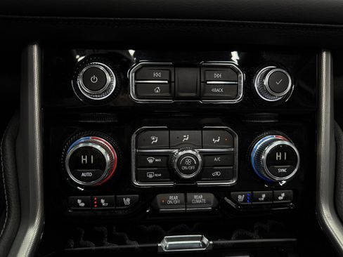 Used 2024 GMC Yukon XL Denali image 21