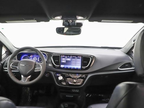 Used 2025 Chrysler Pacifica Select FWD image 14