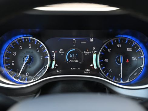 Used 2023 Chrysler Pacifica Touring-L FWD image 25