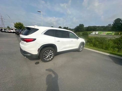 Used 2025 Buick Enclave Preferred AWD/4WD image 34