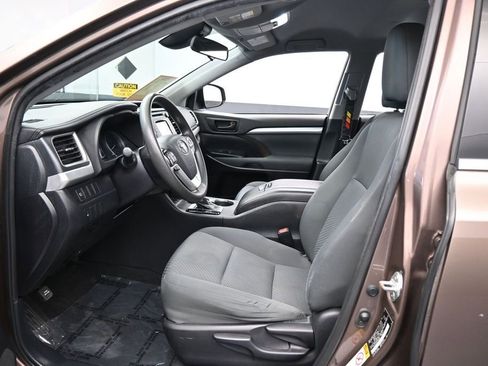 Used 2019 Toyota Highlander LE FWD image 11