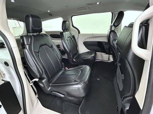 Used 2024 Chrysler Pacifica Touring-L FWD image 17