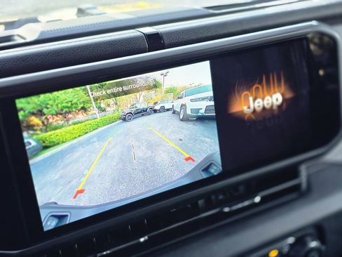 Used 2025 Jeep Gladiator Sport image 21