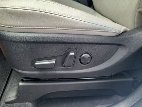 Used 2025 Kia Telluride EX w/ EX Captain's Chair Package FWD image 16
