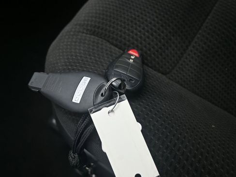 Used 2018 Dodge Grand Caravan SE w/ UConnect Hands-Free Group image 18